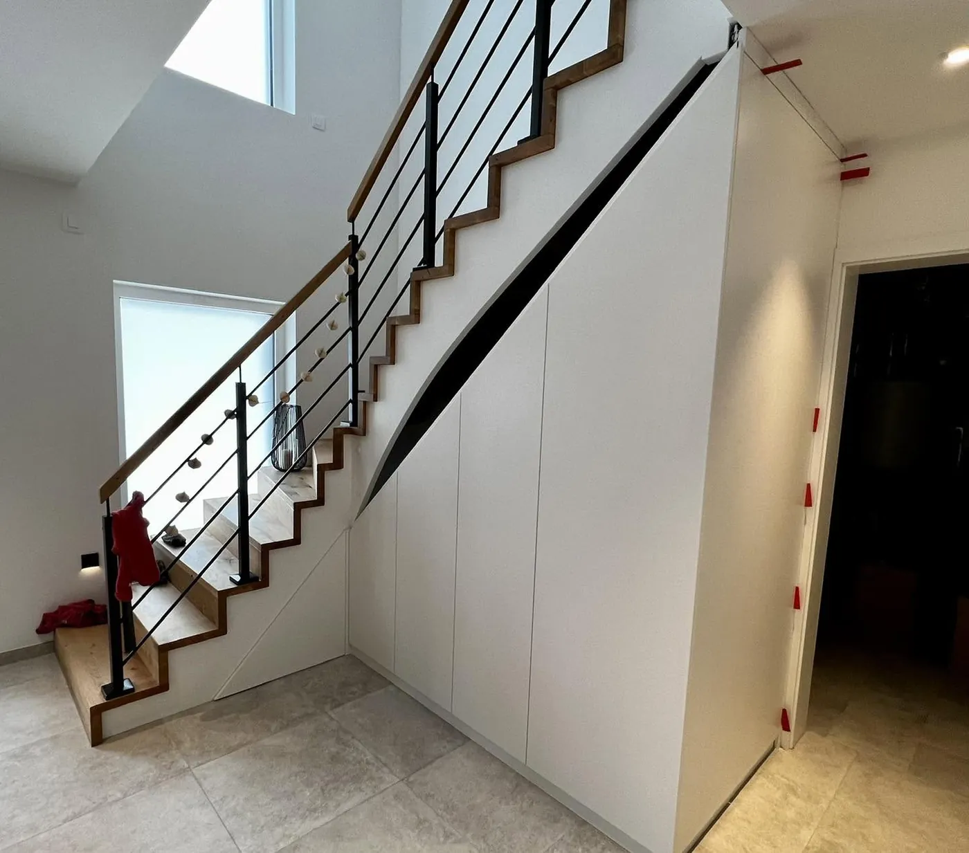 Einbauschrank unter der Treppe – Schreinerei Schreistetter