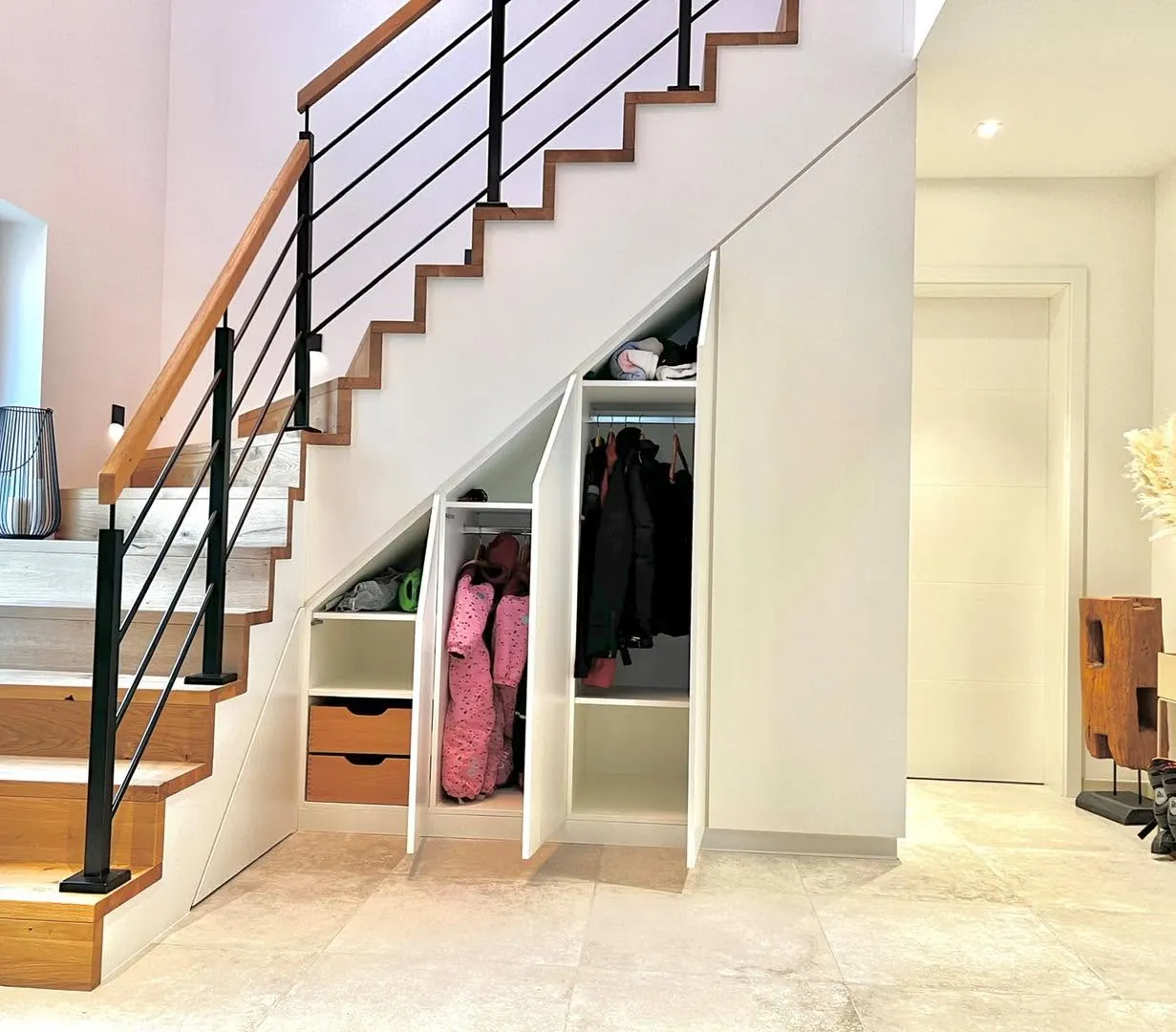 Einbauschrank unter der Treppe – Schreinerei Schreistetter