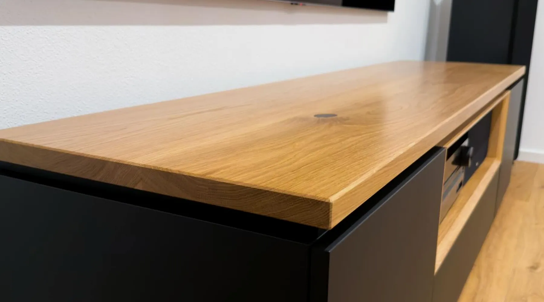Maßgefertigtes TV-Lowboard aus Eiche massiv mit mattschwarzem Korpus