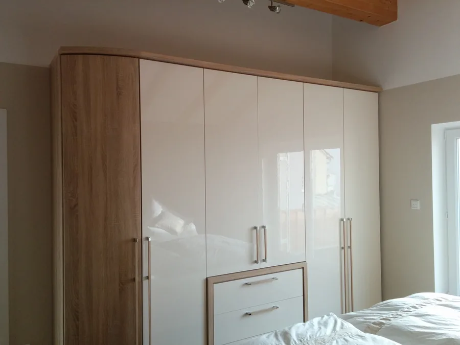 Maßgefertigter Einbauschrank in hellem Schlafzimmer
